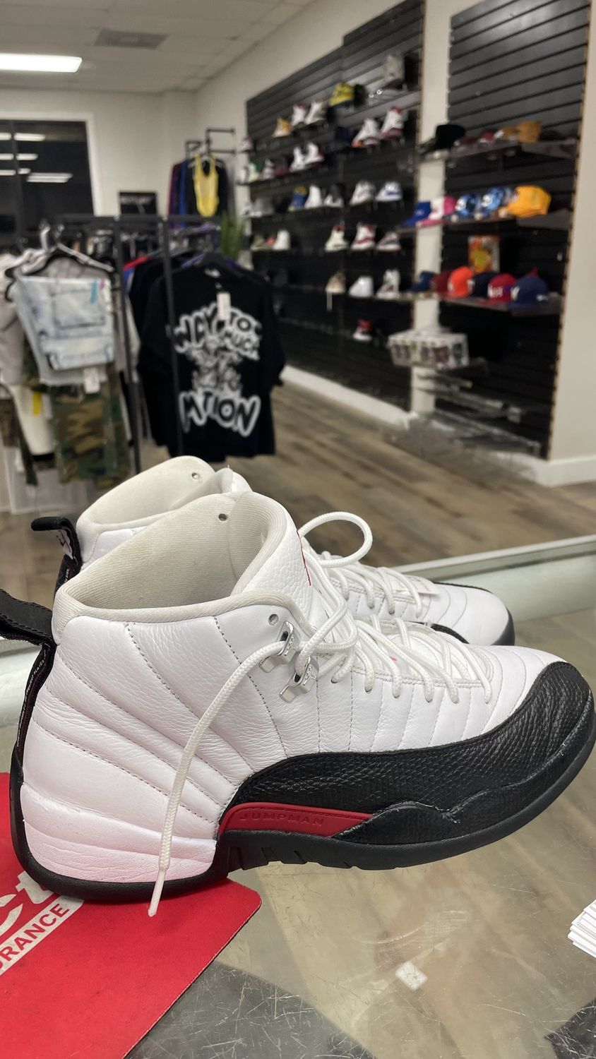 AIR JORDAN  12 USED SIZE 9.5