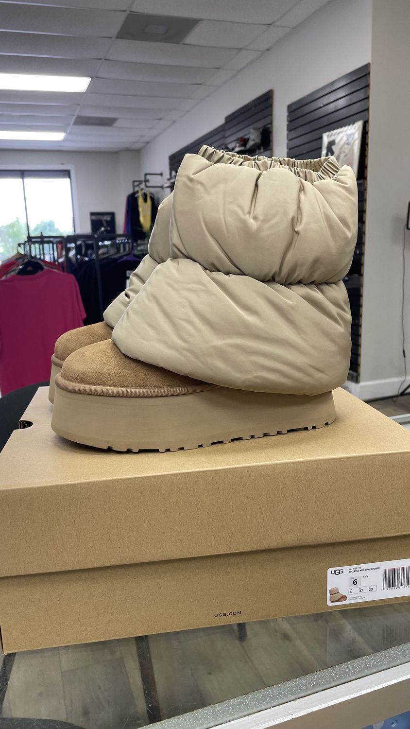 UGG SIZE 6 BRAND NEW   MINNI PUFFER