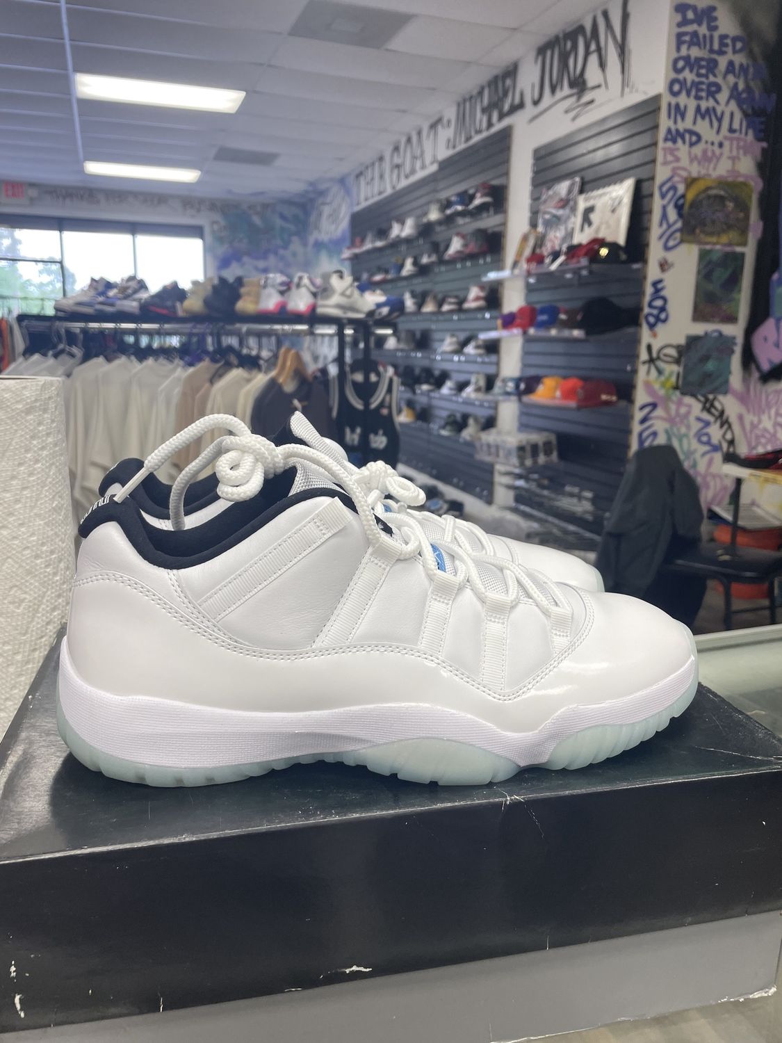 AIR JORDAN 11 SIZE 12 DEED STOCK LEGEND BLUE