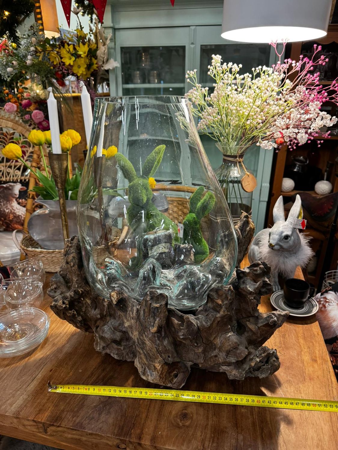 Wazon osadzony na korzeniu