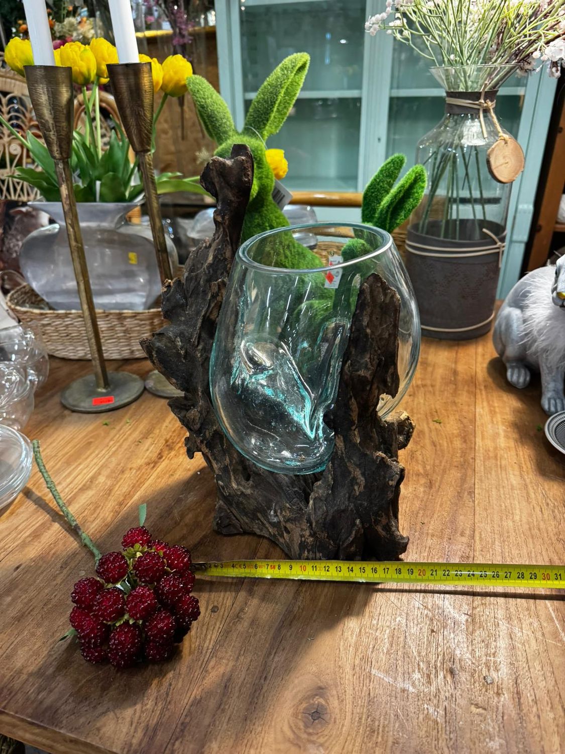 Wazon osadzony na korzeniu