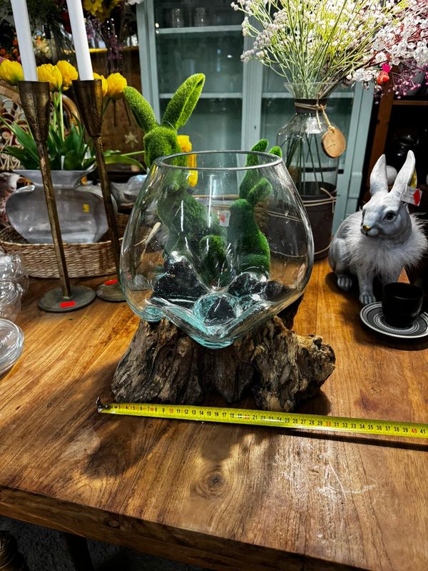 Wazon osadzony na korzeniu