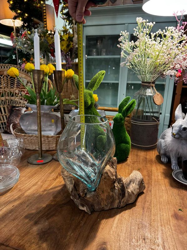 Wazon osadzony na korzeniu