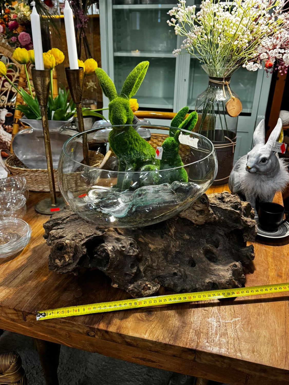 Wazon osadzony na korzeniu