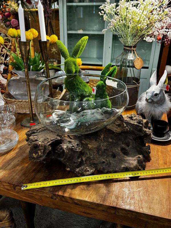 Wazon osadzony na korzeniu