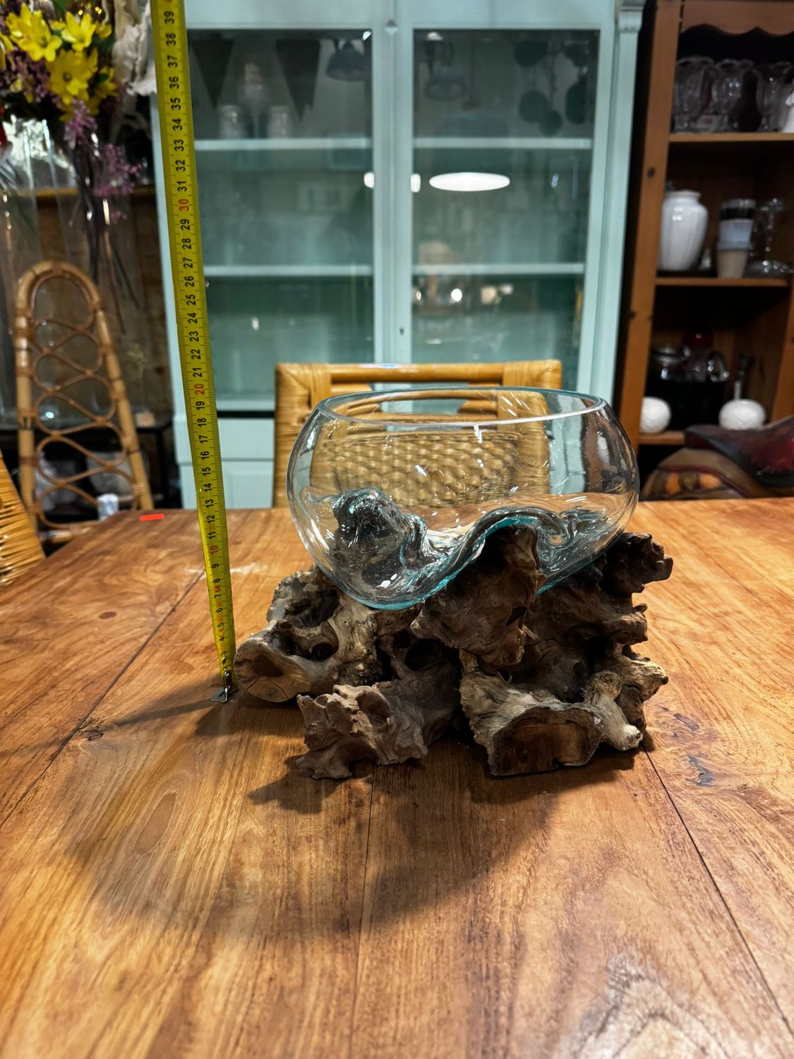 Wazon osadzony na korzeniu