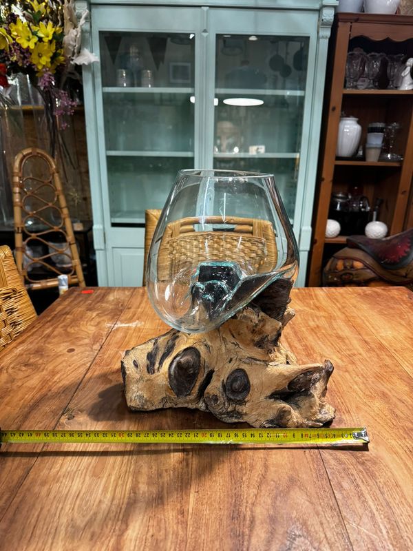 Wazon osadzony na korzeniu