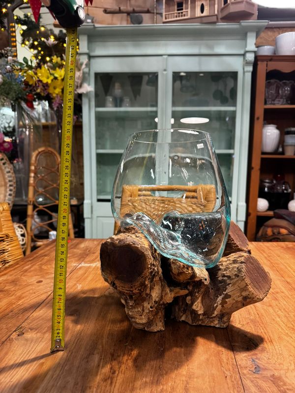 Wazon osadzony na korzeniu