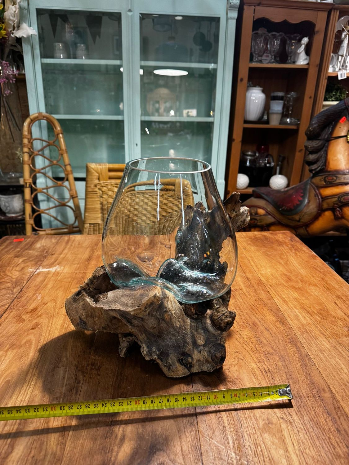 Wazon osadzony na korzeniu