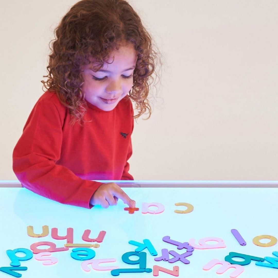 Doorschijnende vlakke regenboogletters