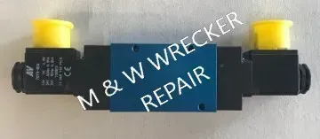 3-843-010015 PNEUMATIC VALVE, 4-WAY 3-POSITION