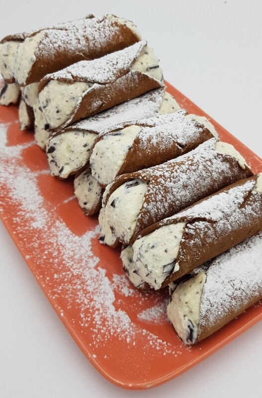  Fresh Filled Cannoli (6)