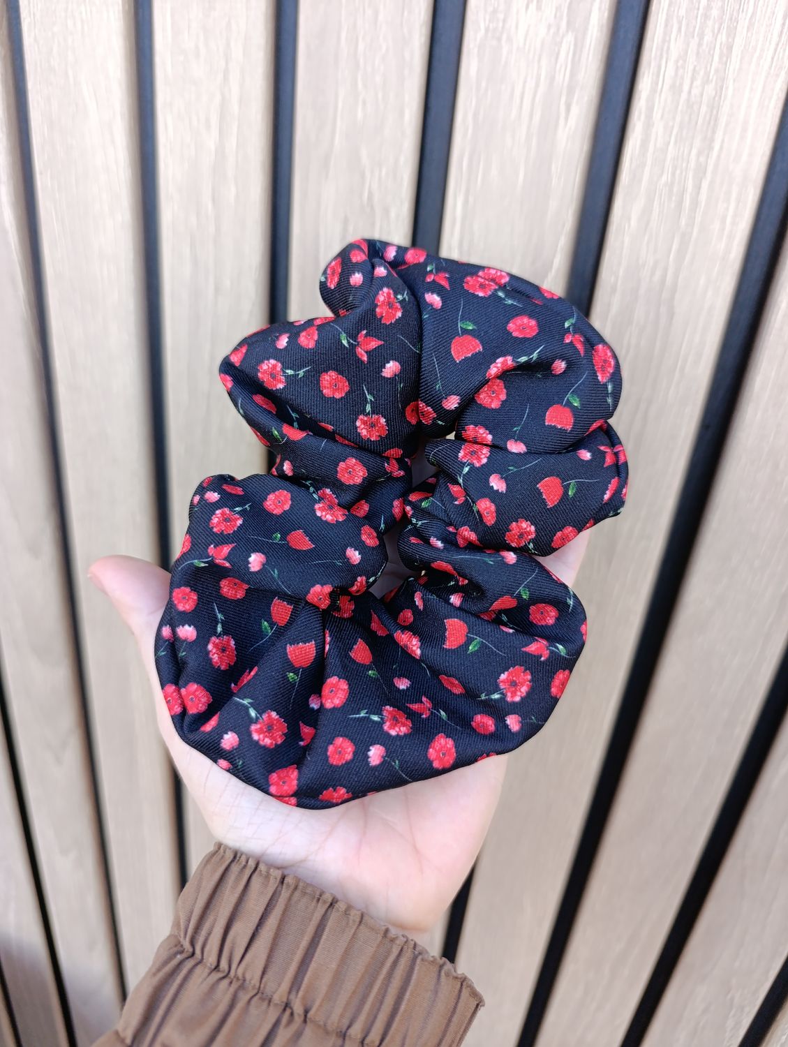 Gumka do włosów średnia MAKI czarna w kwiaty