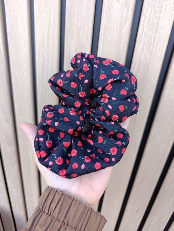 Gumka do włosów średnia MAKI czarna w kwiaty