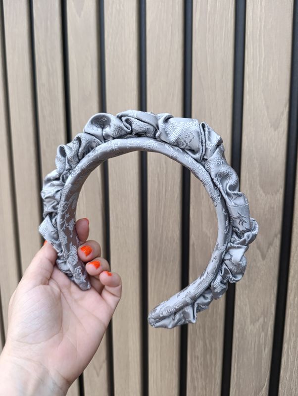 Srebrna opaska korona fascynator  wianek jedwabna silk