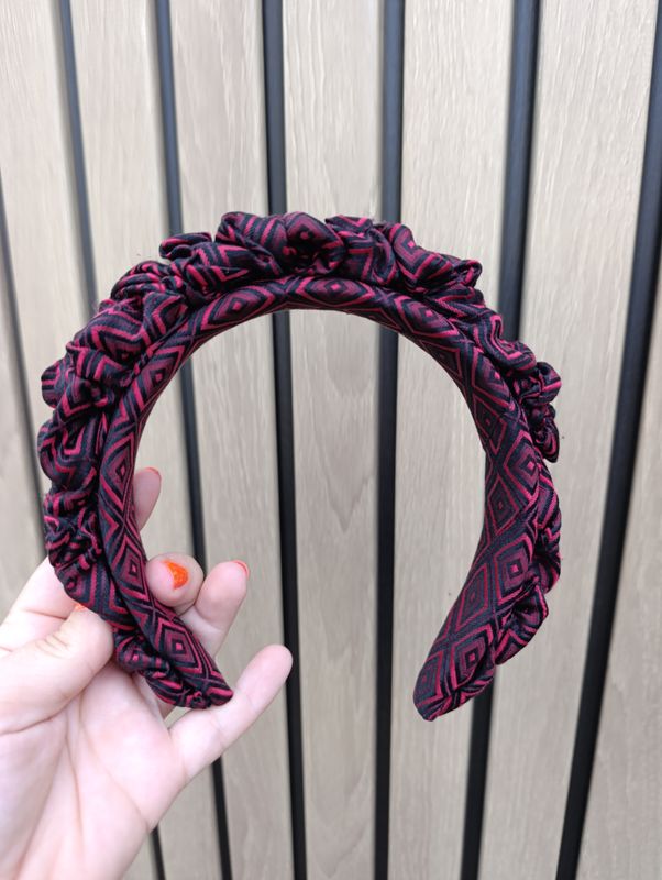 Czerwona opaska korona fascynator  wianek jedwabna silk z czarnym wzorem