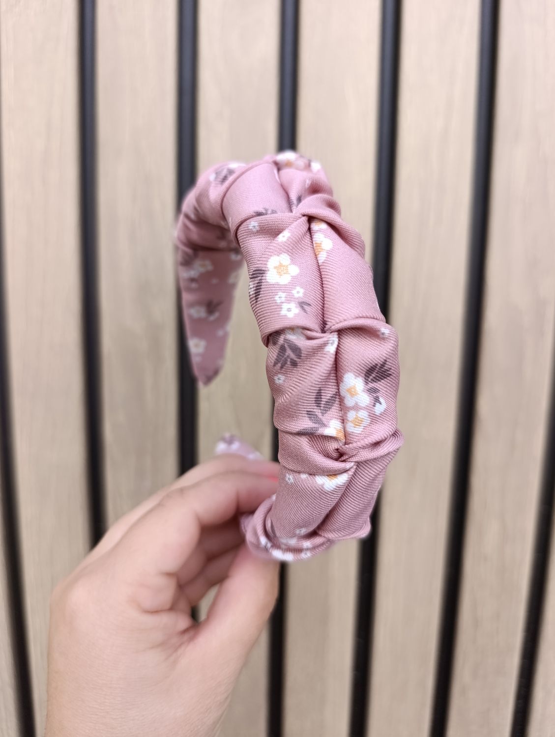 Opaska marszczona wąska kwiatki puder