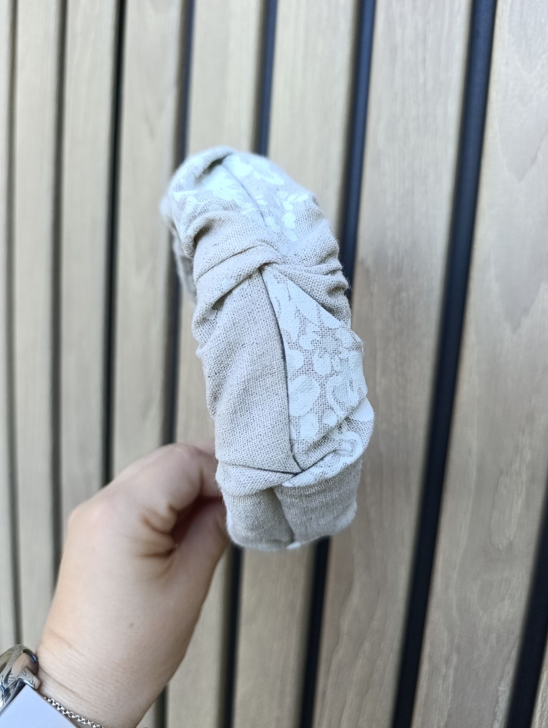 Opaska marszczona szeroka BIAŁY KWIAT beżowa