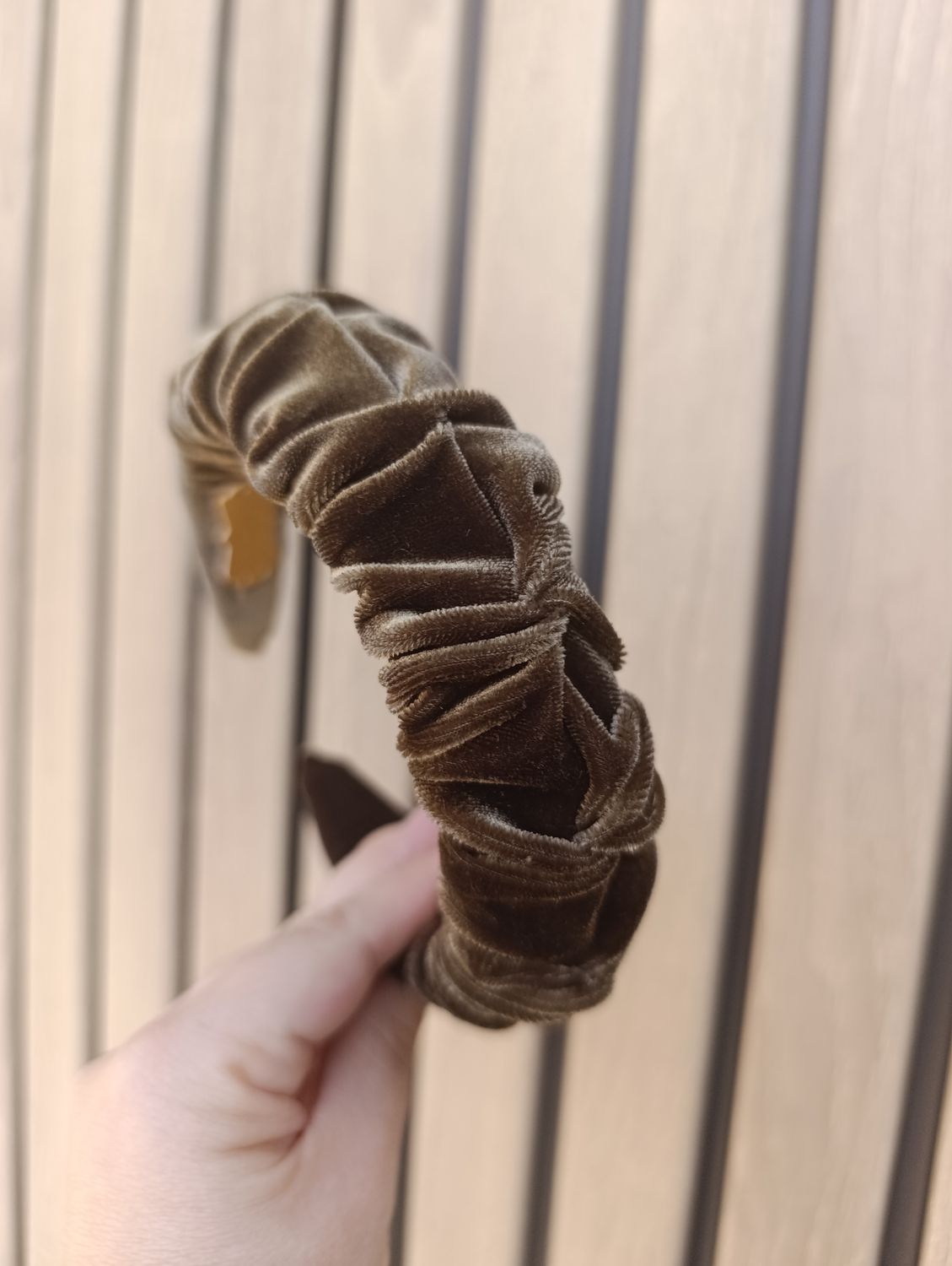 Opaska marszczona wąska welur zgniła oliwka