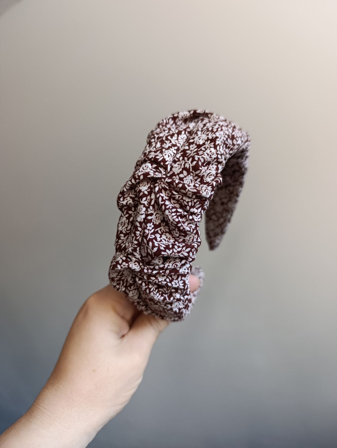 Opaska marszczona szeroka kwiatki brąz