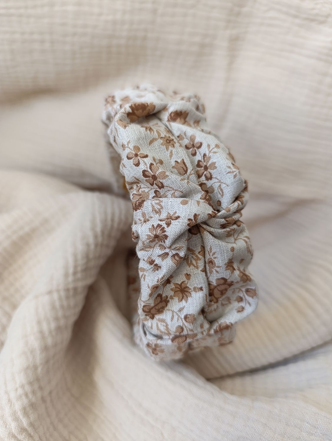 Opaska marszczona szeroka kwiatki beż