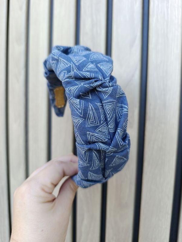 Opaska marszczona szeroka niebieska trójkąty