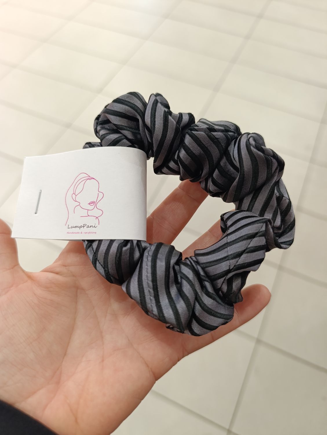 Jedwabna mała gumka szare pasy