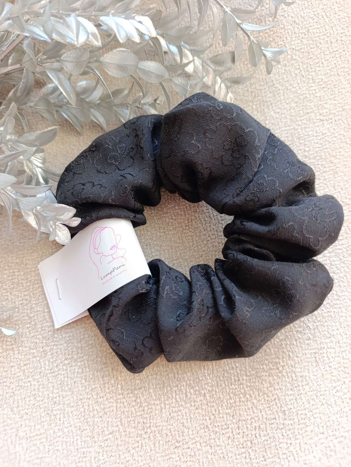 Gumka do włosów duża czarne tłoczone kwiaty