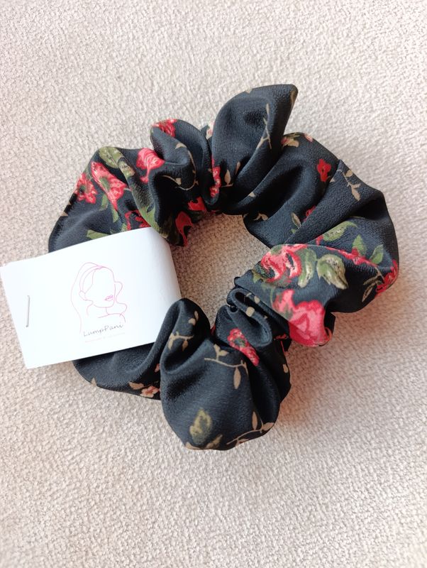 Gumka do włosów duża czarna w róże