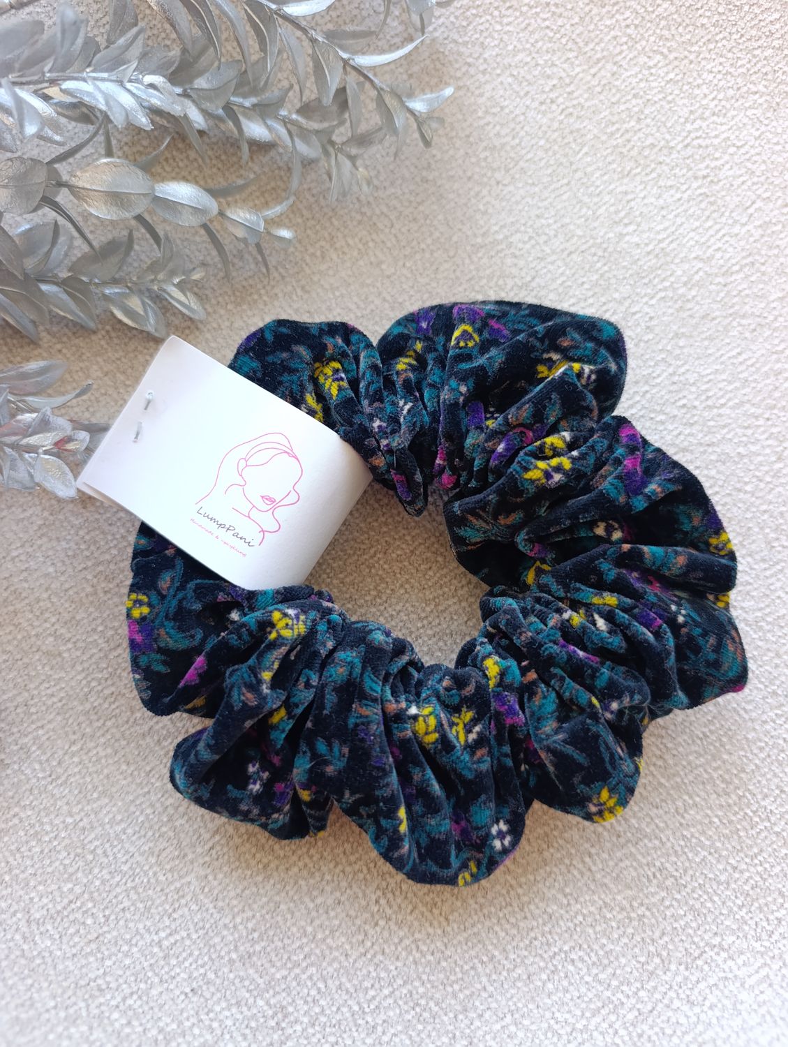 Gumka do włosów duża welur kwiatek czarna