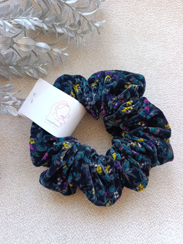 Gumka do włosów duża welur kwiatek czarna