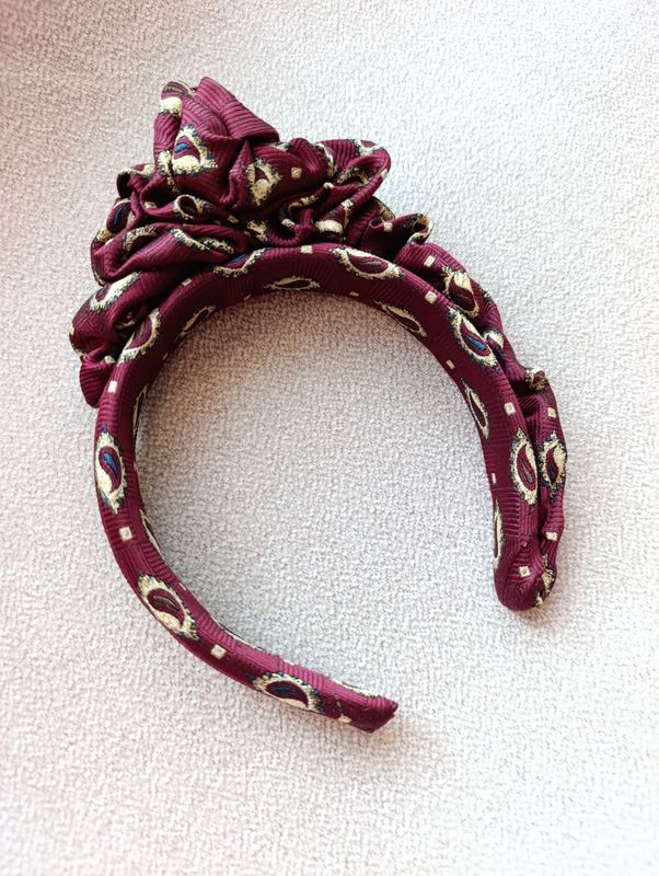 Bordowa opaska korona fascynator wianek jedwabna silk wzór beż