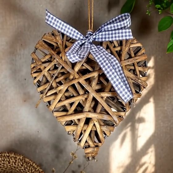 ​Wyplatana, Lekko Bielona Zawieszka w Kształcie Serca – Dekoracja z Kokardką Rattan