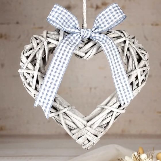 ​Wyplatana, Biała Zawieszka w Kształcie Serca – Dekoracja z Kokardką Rattan