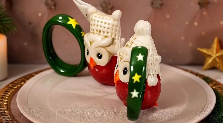 Ceramiczny Serwetnik – Obręcz na Serwetę z Ręcznie Malowaną Zimową Sową w Czapce