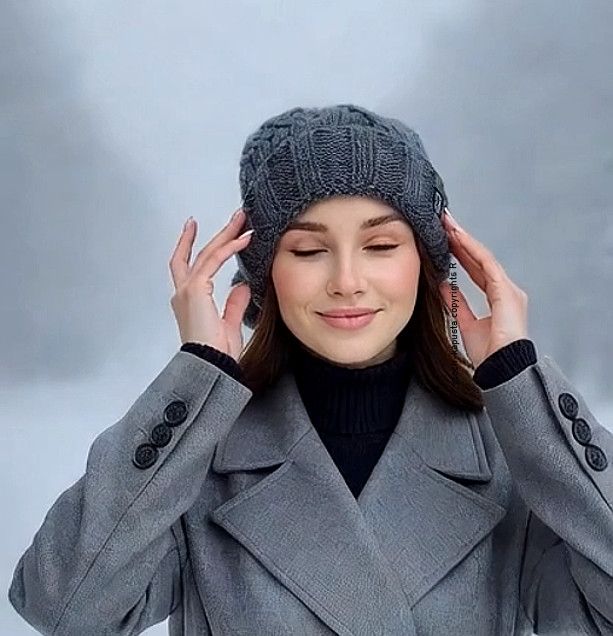 Zimowa Czapka Typu Krasnalka z Pomponem – Duński Splot Warkoczowy SZARA