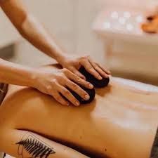 Masaje con piedras calientes