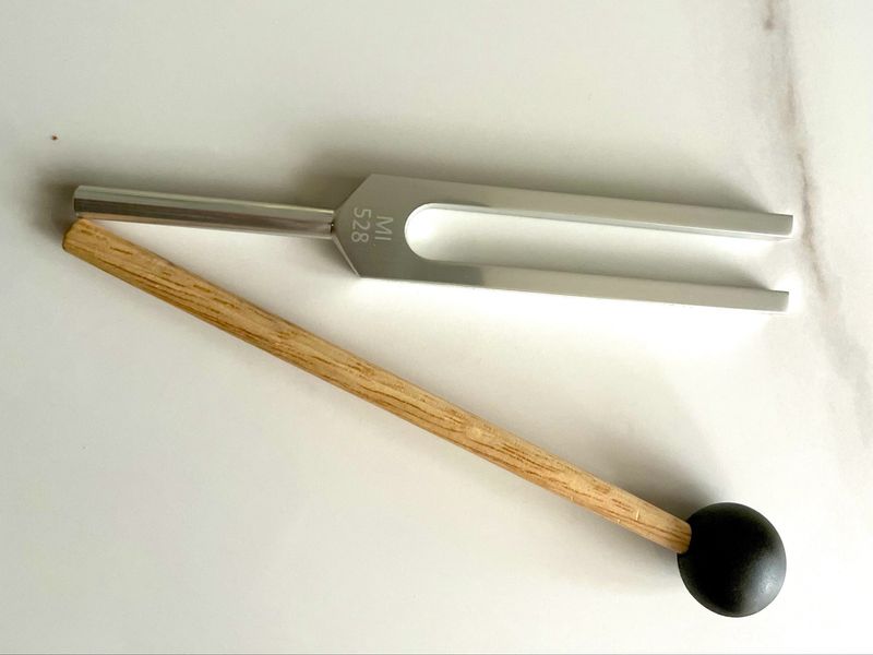 528 Hz Tuning Fork – The Frequency of Love & DNA Repair