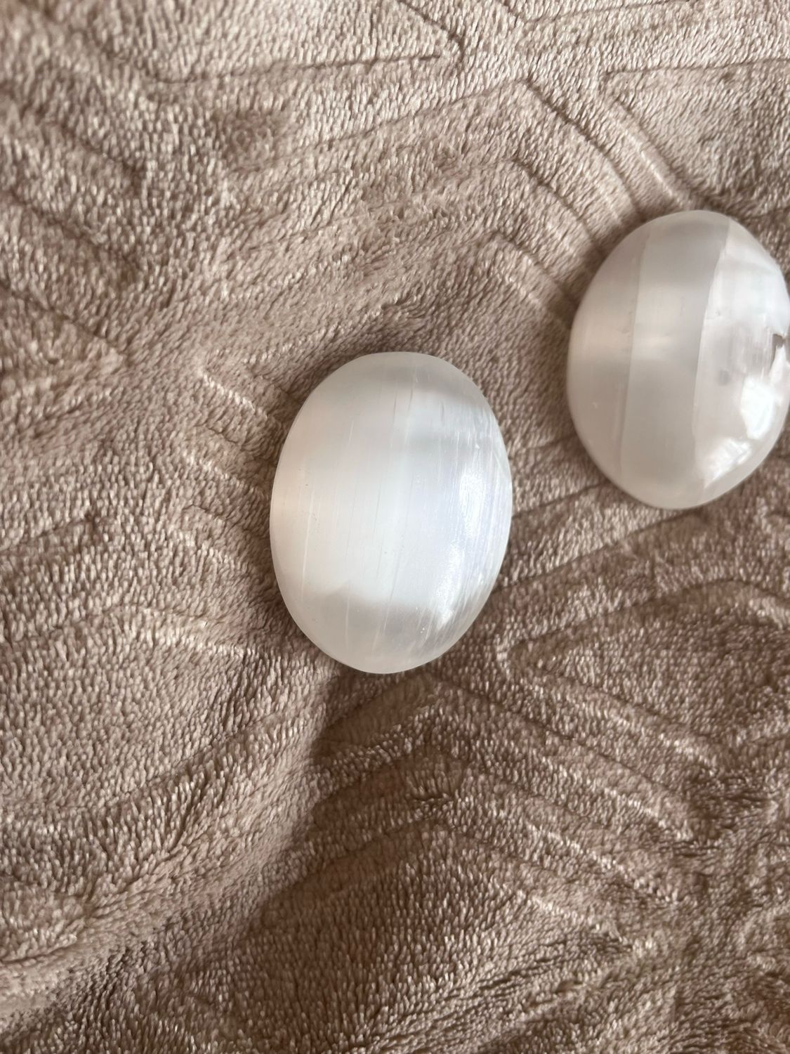 Selenite Palm Stone | Nervous System Calm &amp; Energy Cleansing [5-6cm] Per Stone