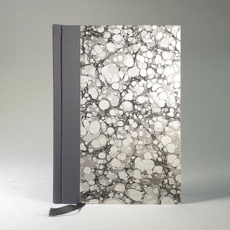 Handgebundenes Notizbuch mit edlem Marmorpapier in Grau und Leinenrücken