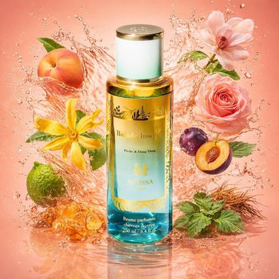 Brume Balade Insolite de Maison Maïssa avec les ingrédients de ses notes : bergamote, pêche, prune, magnolia, rose, ylang-ylang, résine d’ambre doré, patchouli, vétiver