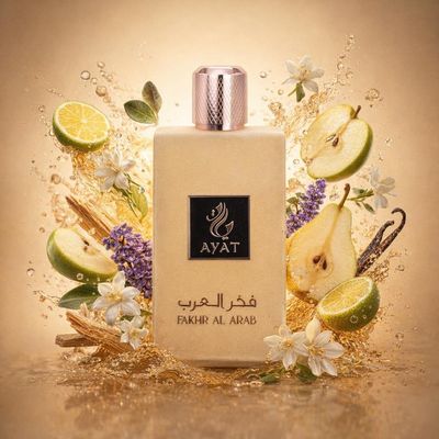 Fakhr Al Arab d’Ayat Perfumes entouré de bergamote, de pommes, de poires, de fleurs d’oranger, de jasmin, d’héliotrope, de bois sec et de vanille
