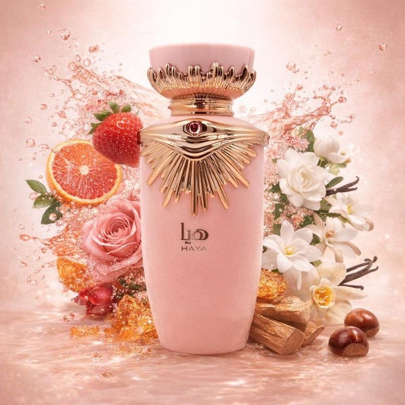 Haya de Lattafa avec les ingrédients de ses notes : fraise, mandarine, orange sanguine, rose, gardénia, jasmin, orchidée vanille, résine d’ambre doré, bois de santal, châtaigne