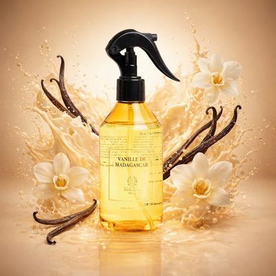 Spray maison et textile Vanille de Madagascar de Maison Maïssa entouré de gousses et de fleurs de vanille