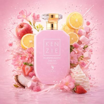 Kenzie Marshmallow Dream de Volaré entouré de guimauves roses, de fraises, de pommes, de fleurs et de noix de coco