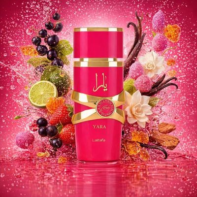 Yara Candy de Lattafa entouré de cassis, de mandarines vertes, de fraises, de bonbons, de gardénias et de vanille