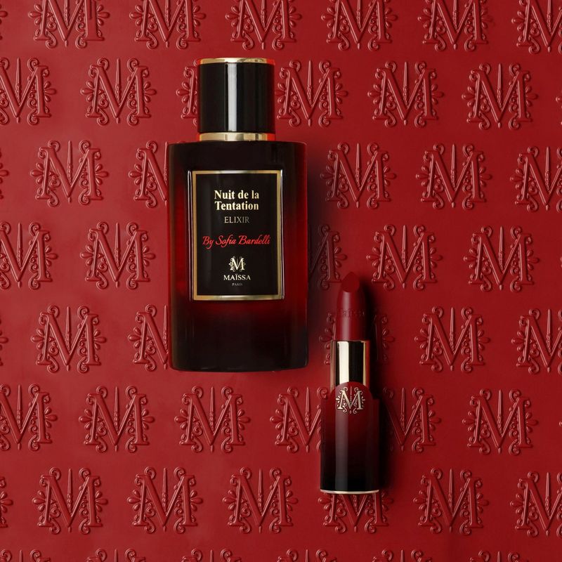 Élixir Nuit de la Tentation et rouge à lèvres Le Rouge Tentation de Maison Maïssa sur fond rouge