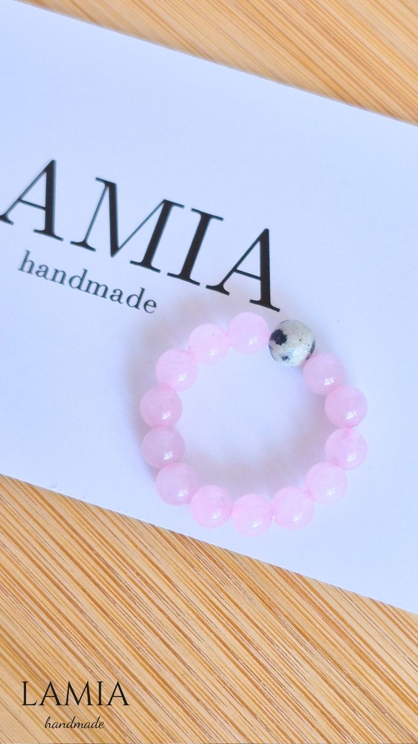 Pierścionek na gumce - kwarc różowy, jaspis dalmatyński