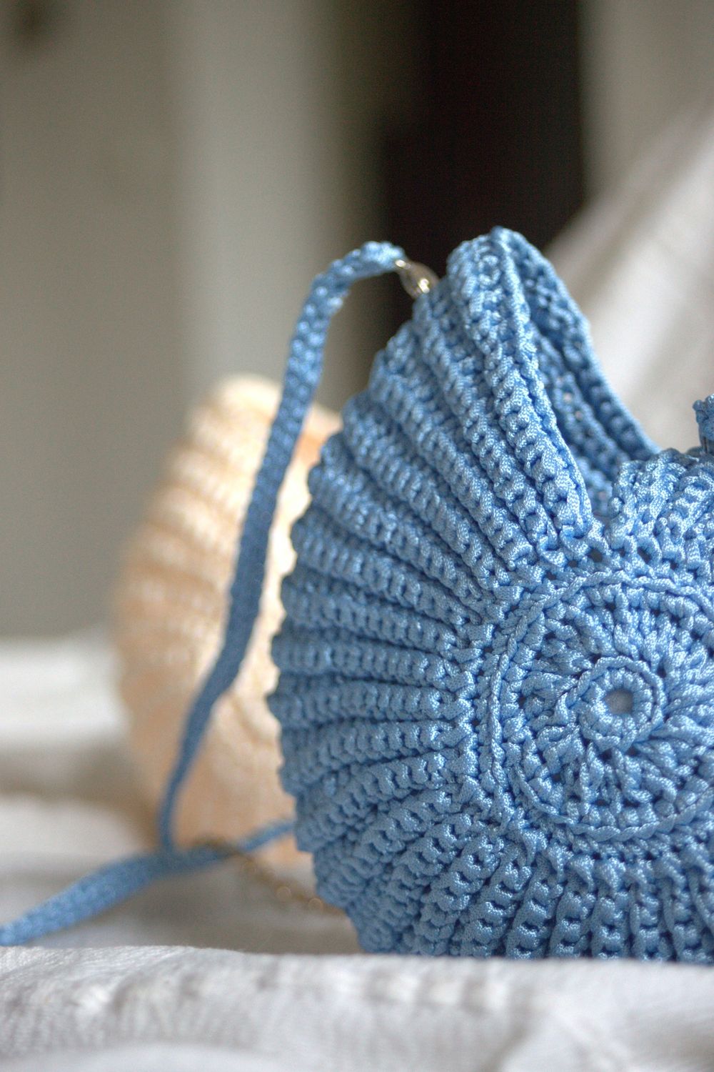 Torebka w kształcie muszelki w kolorze niebieskim