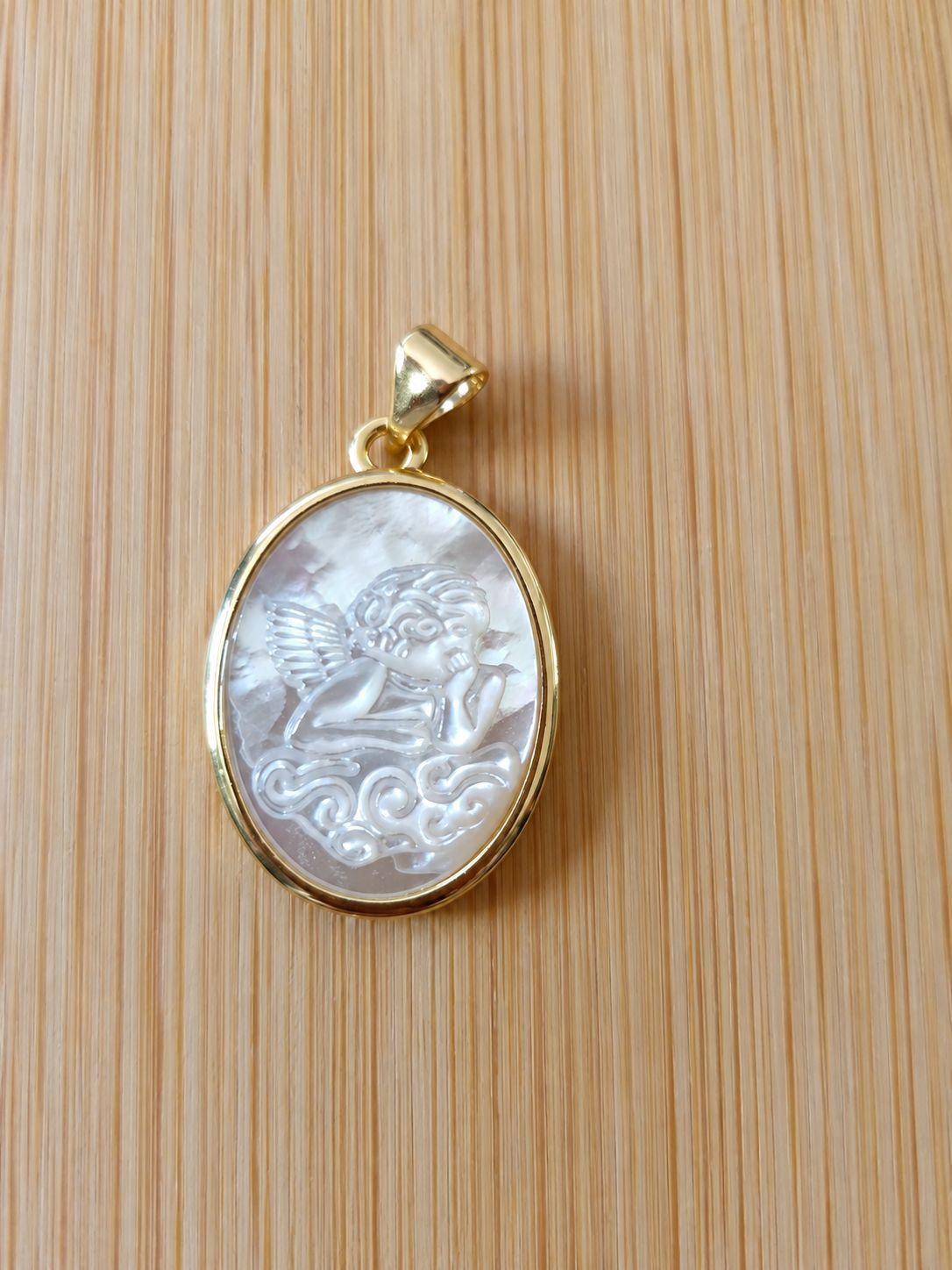 ​PENDENTIF ANGE GARDIEN EN NACRE – PROTECTION ET DOUCEUR